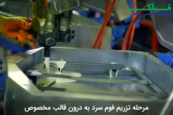 مرحله تزریق فوم سرد تزریقی در کارخانه هلگر با دستگاه مخصوص